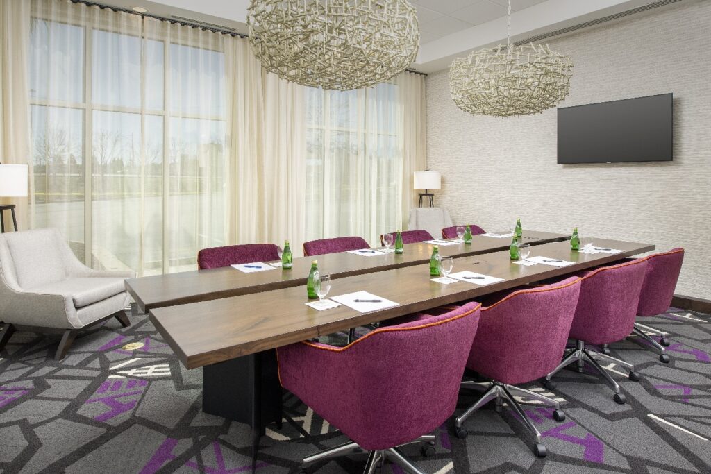 A meeting room with pink chairs